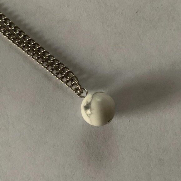 White Howlite Necklace - Picture 1 of 4